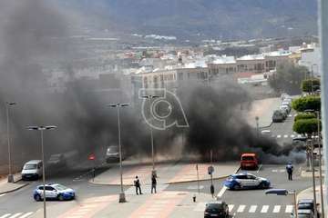 Incendio de un contenedor en la rambla de Pedro Lezcano (Foto TA)